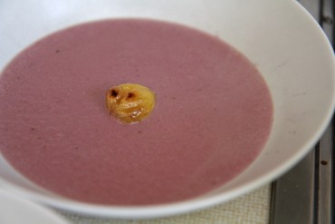 Rotkrautcremesuppe mit glasierten Maroni