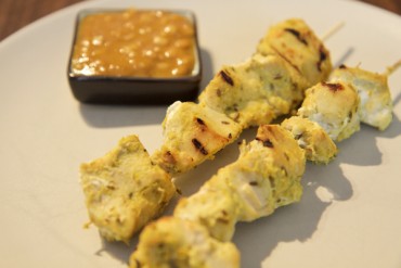 Chicken/Tofu Satay mit Erdnuss Sauce