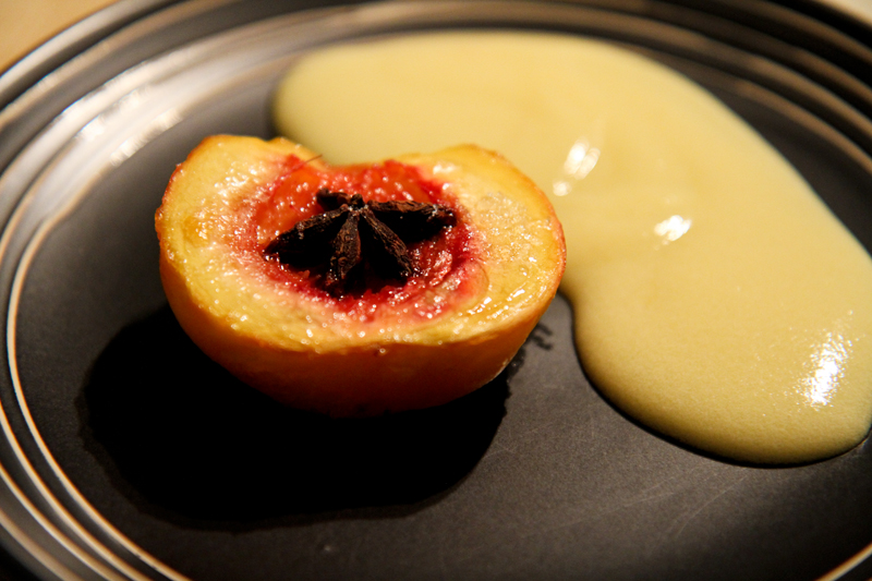 Pêche brûlée in Vanille-Weinsauce