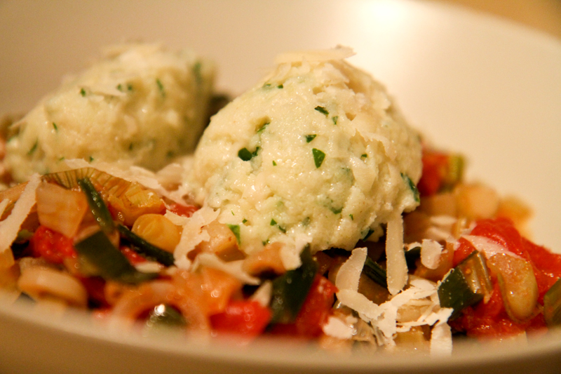 Parmesan-Grießnockerl auf Sellerie-Tomaten-Sauce