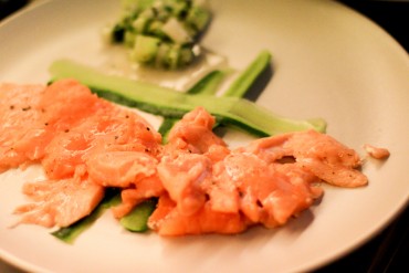 Lachs mit Gurken-Basilikum Salat