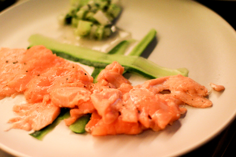 Lachs mit Gurken-Basilikum Salat