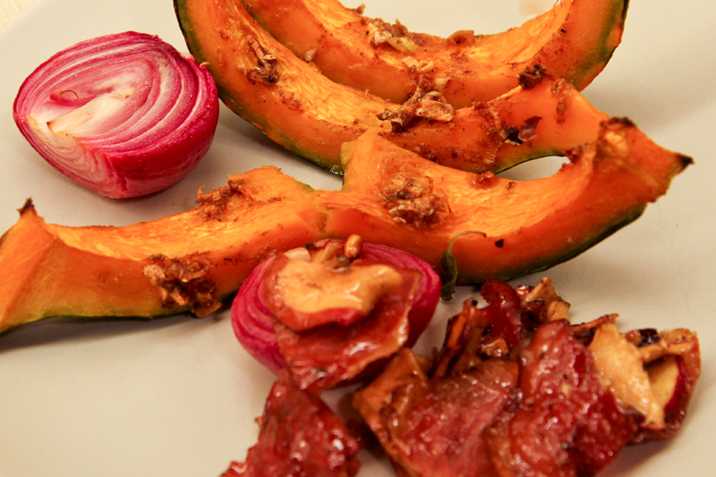 Würzige Kürbisspalten mit Knoblauch-Joghurt-Dip