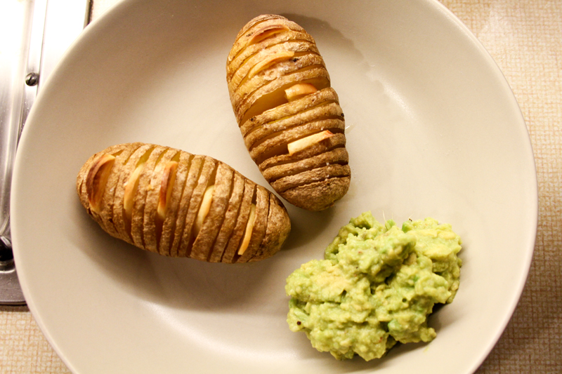 Ofenkartoffel mit Avocado-Dip