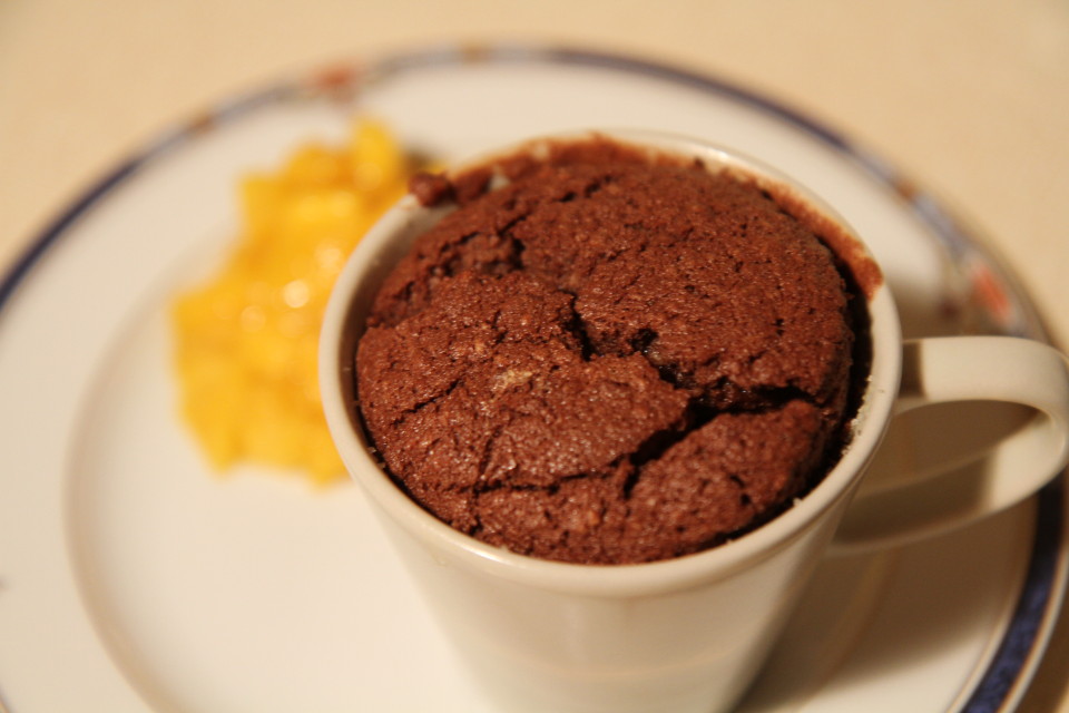 Schoko-Cointreau-Soufflé mit Gewürz-Mango