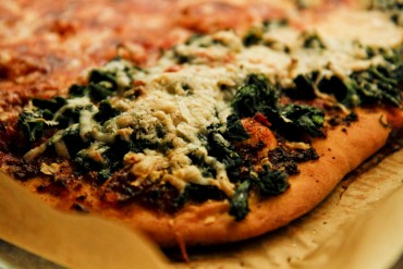 Spinat-Parmesan-Blechpizza