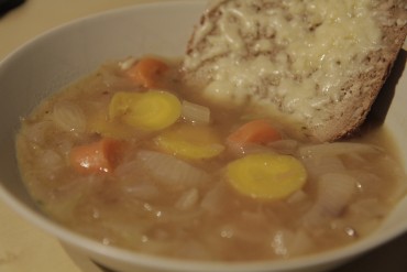 Zwiebelsuppe mit Käsetoast