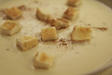 Gezimtete Rahmschaumsuppe mit Croutons